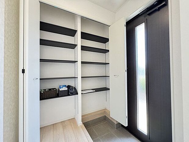 【玄関/同仕様】靴やレジャー用品などが仕舞える収納付きです。※実際とは異なる場合があります。