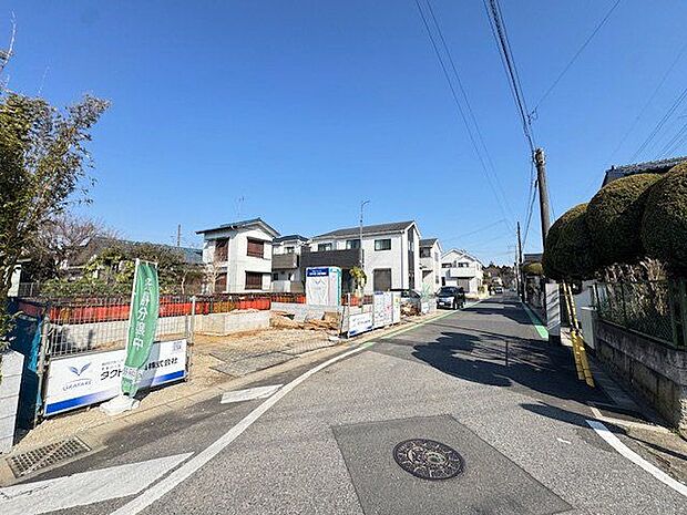【前面道路含む外観】千城台わかば小学校まで徒歩4分(約290m)。通学に負担の少ない距離で子育て世帯にもおすすめの住環境です。