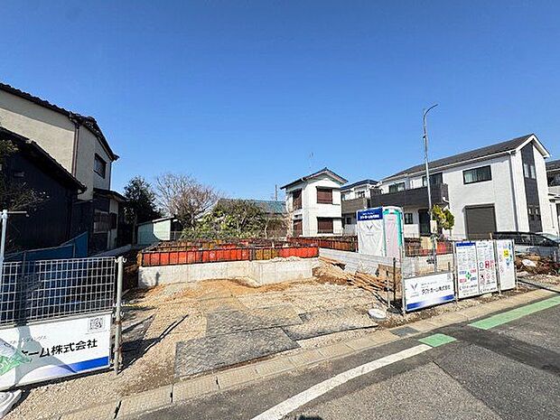 【前面道路含む外観】駐車スペース2台分有(車種による)。休日のまとめ買いやご家族とのお出かけなどが楽しめます。