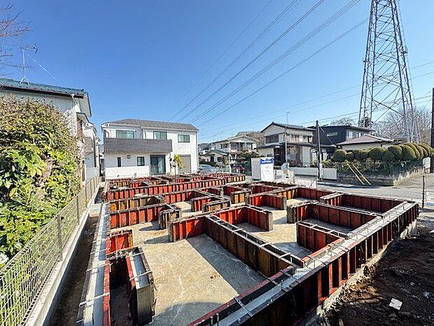 【外観】システムキッチンには浄水器付水栓が採用されており、手軽に浄水を使うことができます。浴室暖房乾燥機や温水洗浄便座など、暮らしを豊かにする設備が揃っています。