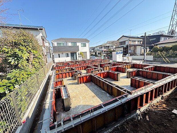 【外観】Low-E複層ガラスが採用されています。断熱性に配慮された住まいです。冷暖房効率を高め、季節を問わず快適に過ごせます。