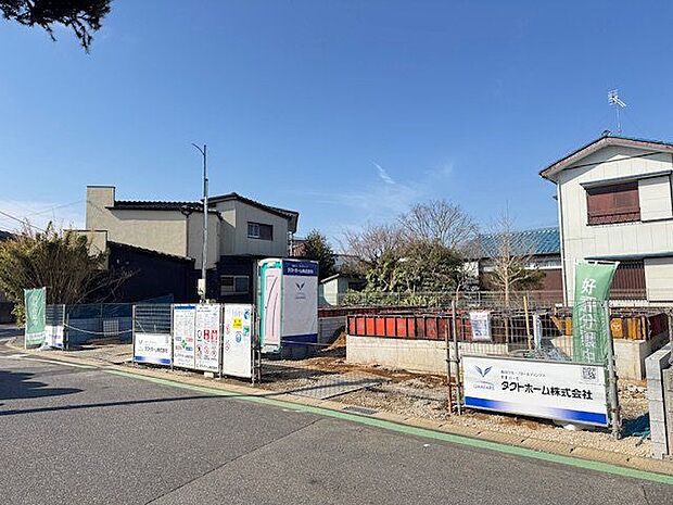 【前面道路含む外観】東側の前面道路の幅員は、約5.9mです。