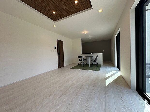 【LDK/1号棟】LDKは約18帖。家具を置いてもゆとりのある広さです。お互いの顔を見ながら会話ができる対面仕様のシステムキッチンが採用されています。