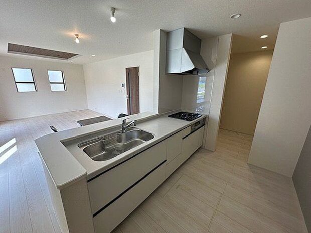 【キッチン/1号棟】お部屋全体を見渡せる対面式のキッチン。広々とした作業スペースが確保されています。