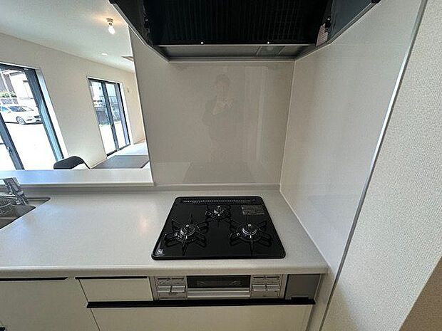 【キッチン/1号棟】グリル付きの三口ガスコンロが搭載されています。調理を効率良く行え、レパートリーも増えそうです。