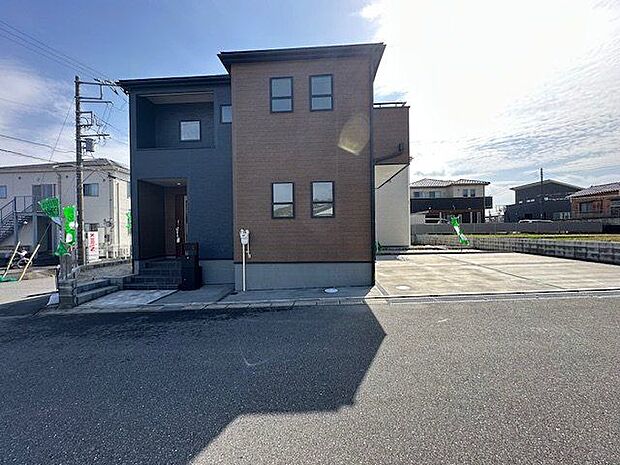 【前面道路含む外観写真/1号棟】舗装された道路なので、小さなお子様との通行も安心。隣家と程よく距離が保たれ、プライバシーに配慮されています。