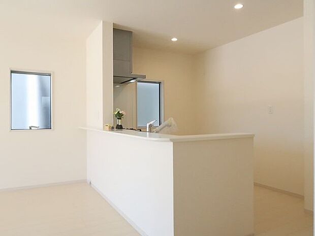 【LDK/同仕様】LDKとキッチンは動線が良く、家事や生活のしやすさが考慮された設計。ご家族の団らんや多様な生活シーンに対応しやすい間取りです。※実際とは異なる場合があります。