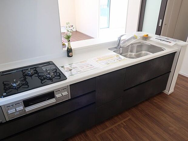【キッチン/同仕様】グリル付きの三口ガスコンロが搭載されています。調理を効率良く行え、レパートリーも増えそうです。※実際とは異なる場合があります。