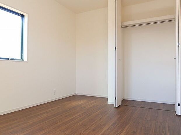 【洋室/同仕様】全居室に収納スペース付き。生活感の出ない、スッキリとした暮らしを実現可能です。※実際とは異なる場合があります。
