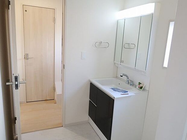 【洗面室/同仕様】朝の身支度もスムーズに行える三面鏡仕様の洗面化粧台。鏡裏や洗面ボウル下部に収納スペースがあります。※実際とは異なる場合があります。