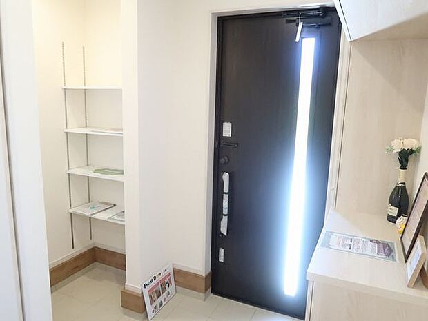 【玄関/同仕様】ドアのスリット部分から自然光が入る、明るい玄関。日中は電気をつけずに対応できそうです。※実際とは異なる場合があります。