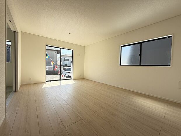 【LDK/約16.5帖(2号棟)】南側と西側の2面採光で、風通しの良い空間。ご家族が自然と集まる、くつろぎの空間になりそうです。