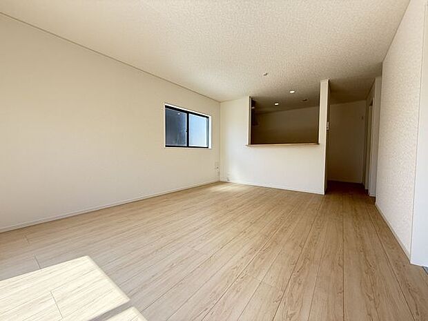 【LDK/約16.5帖(2号棟)】対面式キッチンからリビング全体を見渡すことができ、ご家族との会話が弾みます。