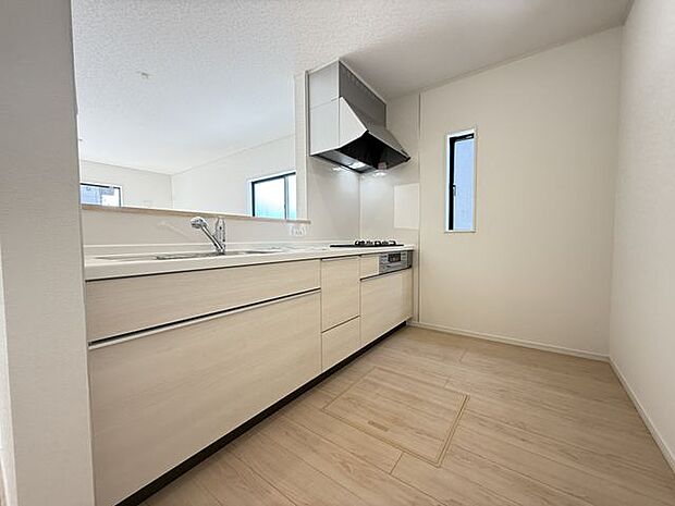 【キッチン/2号棟】対面式キッチンが採用されています。小窓があり、こまめな換気が可能です。