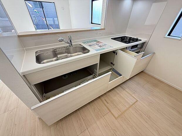 【キッチン/2号棟】キッチン前面に腰壁が施され手元が見えにくく、シンク周りが散らかっていても気になりにくい仕様です。
