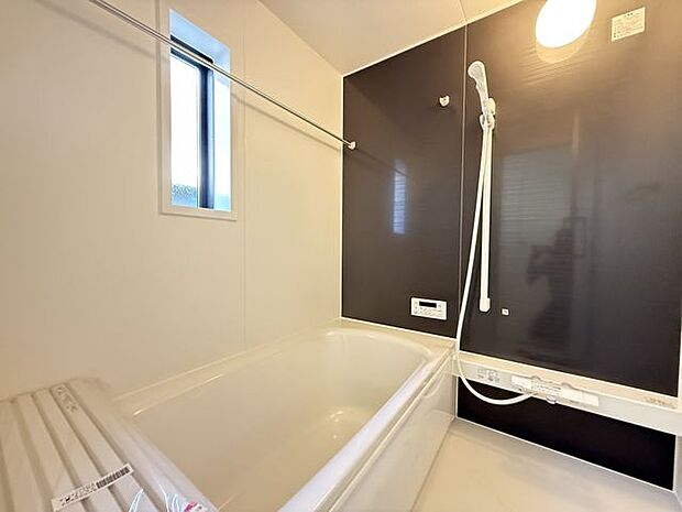 【浴室/2号棟】浴室暖房乾燥機付きの浴室。雨の日や花粉の時期でも、天候を気にせず洗濯物を干すことができます。