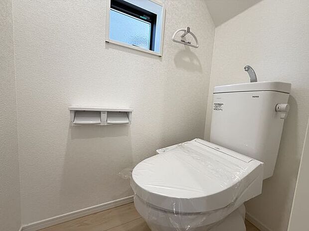 【トイレ/1階(2号棟)】温水洗浄便座付きのトイレです。寒い時期でも暖かな便座で快適に使うことができます。