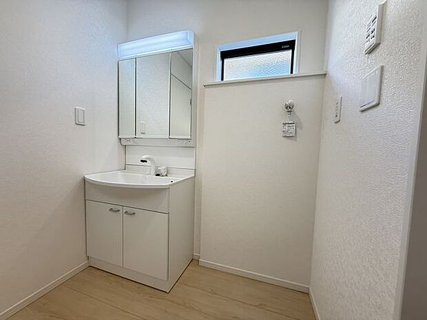 【洗面室/2号棟】身支度の際に重宝する三面鏡タイプの洗面台です。洗面ボウル下、三面鏡裏に収納スペースがあります。