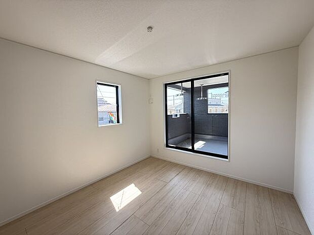 【洋室/約7帖(2号棟)】ルーフバルコニーへ出入りが可能。2面採光が確保された明るい空間です。