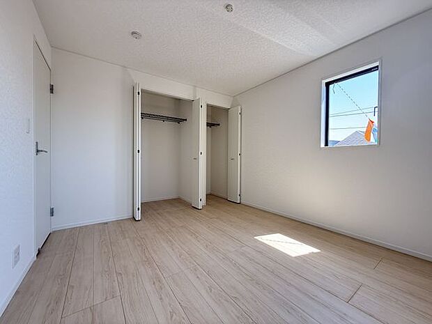 【洋室/約7帖(2号棟)】クローゼットが2つあり、ご家族で使い分けが可能です。