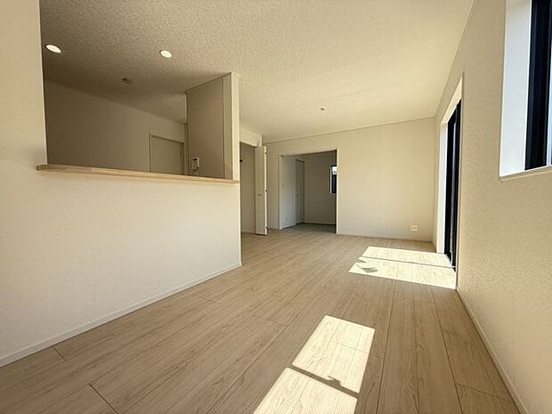 【LDK/約15.5帖(3号棟)】約4帖の和室が隣接しており、引き戸を開放することでより広々とした空間として活用できます。ご家族がそれぞれの時間を過ごしていても、どこか繋がりが感じられます。