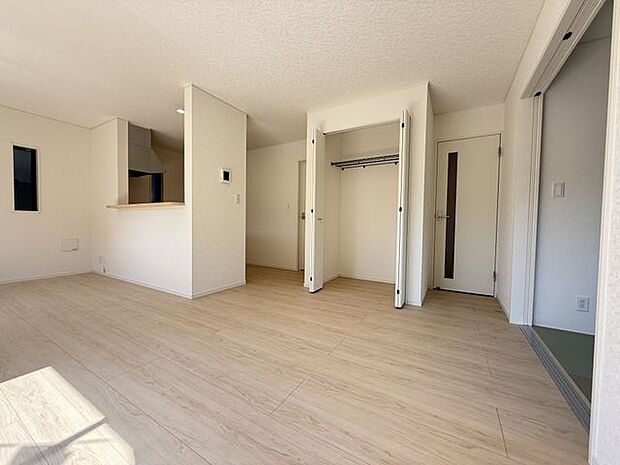 【LDK/約15.5帖(3号棟)】リビングに収納が設けられており、掃除道具や散らかりがちな小物類を整理できます。