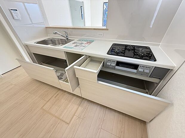 【キッチン/3号棟】3口ガスコンロが備えられているため、複数品を同時に調理可能。効率的な調理で時短に繋がります。