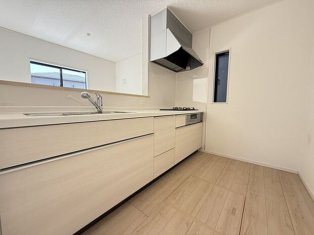 【キッチン/3号棟】対面式キッチンが採用されています。小窓があり、こまめな換気が可能です。
