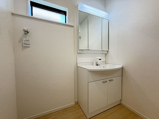 【洗面室/3号棟】身支度の際に重宝する三面鏡タイプの洗面台です。洗面ボウル下、三面鏡裏に収納スペースがあります。