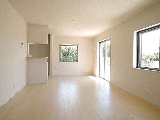 【LDK/同仕様】複数の窓が設けられた明るい印象のLDK。リビングとダイニングのスペースを分けても使いやすい形状です。※実際とは異なる場合があります。