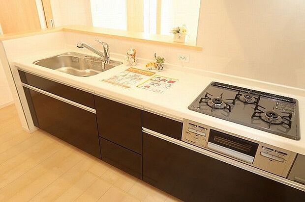 【キッチン/同仕様】グリル付きの三口ガスコンロが搭載されています。調理を効率良く行え、レパートリーも増えそうです。※実際とは異なる場合があります。