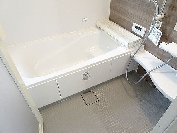 【浴室/同仕様】ベンチタイプの浴槽が採用されており、一日の体の疲れをゆったりと癒していただけます。※実際とは異なる場合があります。