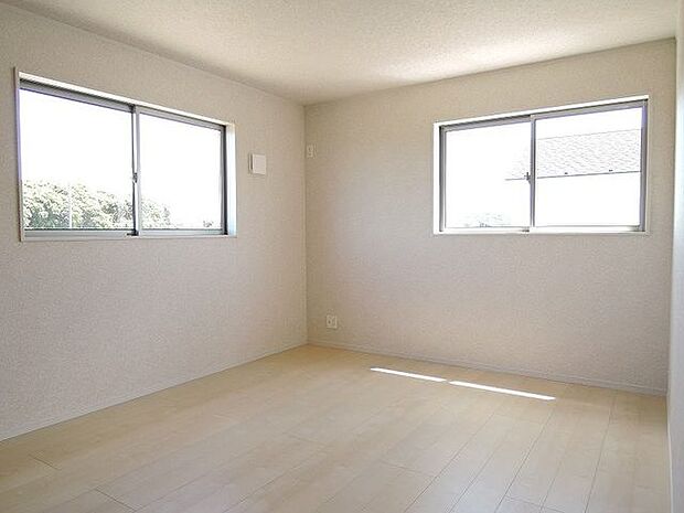 【洋室/同仕様】2面採光が確保された、明るく開放感のある洋室です。2つの窓を開けると、自然換気もスムーズ！※実際とは異なる場合があります。