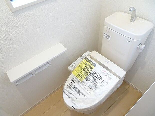【トイレ/同仕様】年間を通して快適にご利用いただける、温水洗浄便座付きのトイレです。トイレは各階に配置されています。※実際とは異なる場合があります。