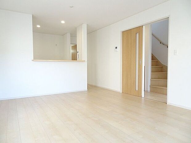 【LDK/同仕様】LDKとキッチンは動線が良く、家事や生活のしやすさが考慮された設計。ご家族の団らんや多様な生活シーンに対応しやすい間取りです。※実際とは異なる場合があります。