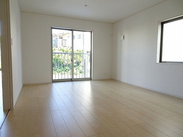 【LDK/同仕様】壁紙や床材は明るい色調で統一された、落ち着いた空間です。窓から自然光が広がり、開放感のある空間が演出されます。※実際とは異なる場合があります。