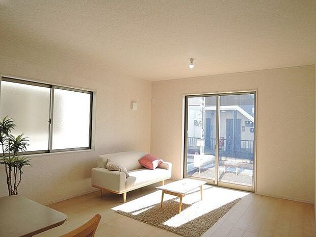 【LDK/同仕様】LDKは3面採光で、明るく風通しの良い空間！ご家族の寛ぎの場所になりそうです。※実際とは異なる場合があります。