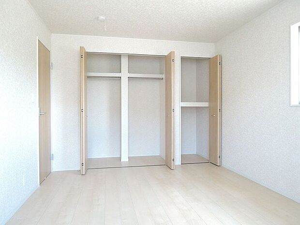【洋室/同仕様】全洋室に収納スペース付き。生活感の出ない、スッキリとした暮らしを実現可能です。※実際とは異なる場合があります。