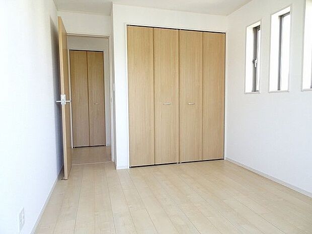 【洋室/同仕様】広く開いて出し入れしやすい折れ戸タイプの扉の収納が備わったお部屋です。各お部屋に収納が備わっており、家具を減らしてスッキリできます。※実際とは異なる場合があります。