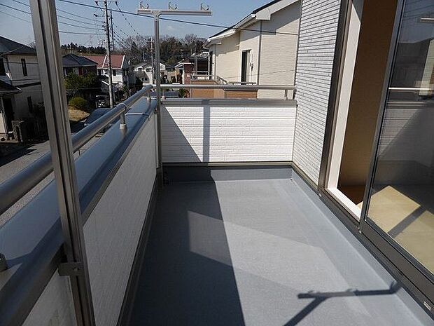 【バルコニー/同仕様】約8.5帖の洋室から出入り可能です。奥行が広めなので、沢山の洗濯物でもまとめて干せそうです。※実際とは異なる場合があります。