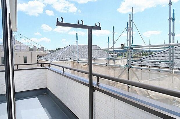 【バルコニー/同仕様】周囲に高い建物が無く日当たり良好なバルコニー。洗濯物が良く乾きそうです。※実際とは異なる場合があります。