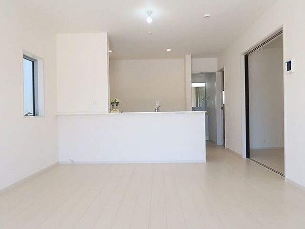 【LDK/同仕様/2号棟】ナチュラルな色合いのフローリングと白いクロスのLDK。シンプルな住空間で、お好みのインテリアを楽しめそうです。※実際とは異なる場合があります。