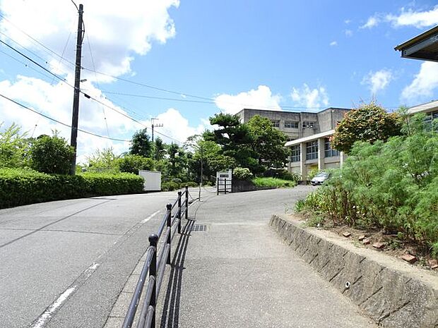 市原市立有秋中学校 徒歩●分。「豊かな感性を持ち、たくましく心優しい生徒の育成」を目指した教育活動が行われています。 1900m