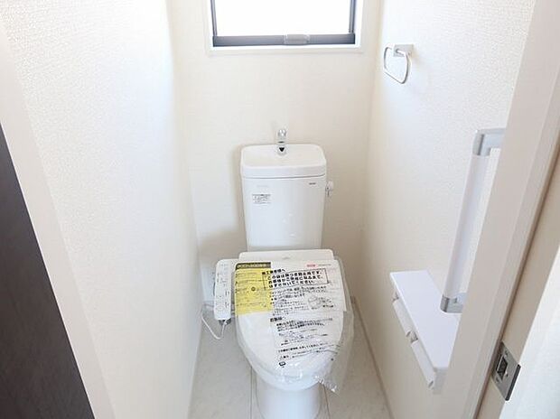 【トイレ/同仕様/2号棟】年間を通して快適にご利用いただける、温水洗浄便座付きのトイレです。トイレは各階に配置されています。※実際とは異なる場合があります。