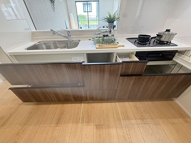 【キッチン/2号棟】グリル付きの三口ガスコンロが搭載されています。調理を効率良く行え、レパートリーも増えそうです。※家具調度品等は販売価格に含まれません。