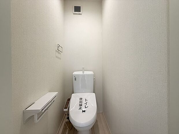 【2階トイレ/1号棟】トイレは各階に配置されているため、朝の慌ただしい時間帯や来客時に使い分けができます。