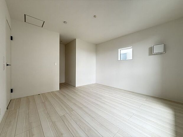 【洋室/約8帖/1号棟】ベッドを置いてもゆとりのある広さ。主寝室におすすめのお部屋です。