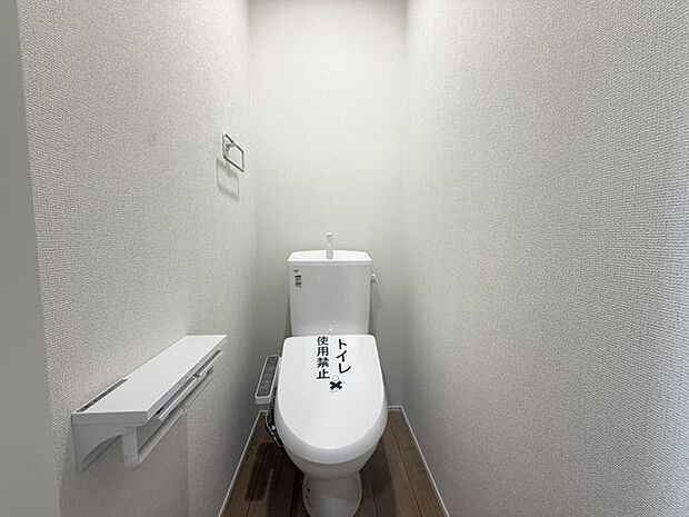 【2階トイレ/2号棟】トイレは各階に配置されているため、朝の慌ただしい時間帯や来客時に使い分けができます。