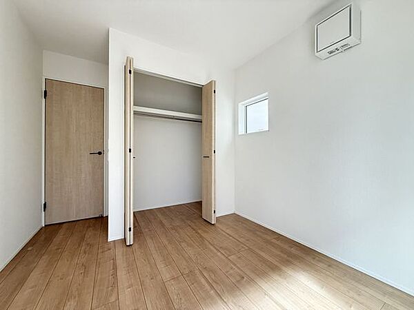 【洋室/約5帖/2号棟】開口部が大きく、中身の確認がしやすい両開き扉のクローゼットが備わっています。