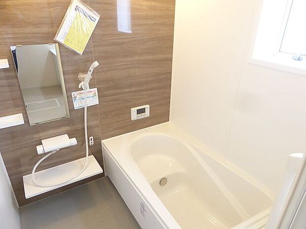 【浴室/同仕様】ベンチタイプの浴槽が採用されており、一日の体の疲れをゆったりと癒していただけます。※実際とは異なる場合があります。